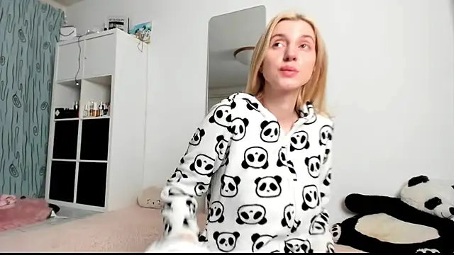 Snapshot of KenzieDawton chatting on 01-13-25, 05:01 KenzieDawton online show from 01-13-25, 05:01
