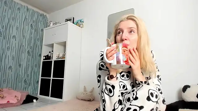 Snapshot of KenzieDawton chatting on 10-11-25, 06:03 KenzieDawton online show from 10-11-25, 06:03