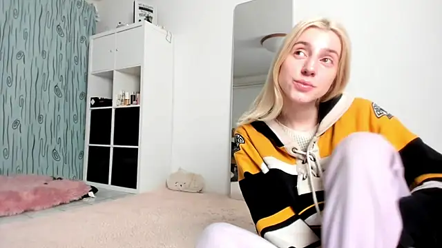 Snapshot of KenzieDawton chatting on 12-07-24, 04:48 KenzieDawton online show from 12-07-24, 04:48