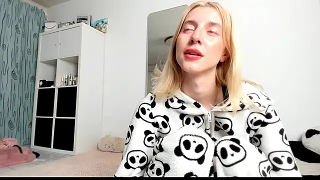 Snapshot of KenzieDawton chatting on 03-15-25, 04:57 KenzieDawton online show from 03-15-25, 04:57