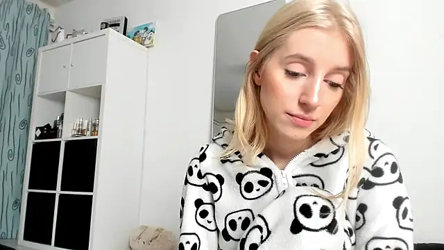 KenzieDawton online show from 10-25-25, 03:38