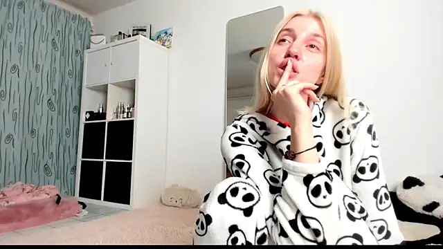 Snapshot of KenzieDawton chatting on 02-27-25, 05:07 KenzieDawton online show from 02-27-25, 05:07