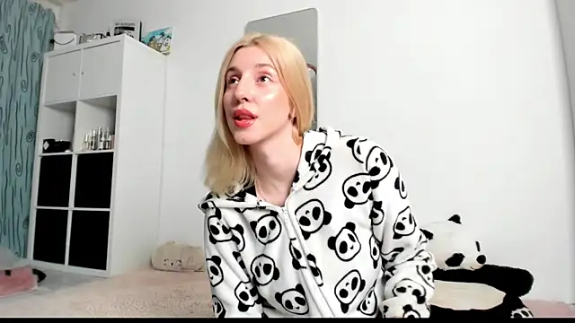 Snapshot of KenzieDawton chatting on 03-12-25, 08:08 KenzieDawton online show from 03-12-25, 08:08
