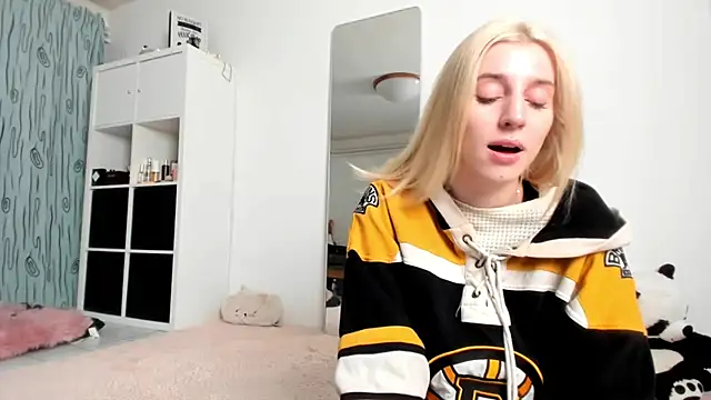 Snapshot of KenzieDawton chatting on 12-06-24, 05:03 KenzieDawton online show from 12-06-24, 05:03