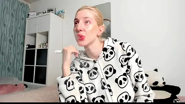 Snapshot of KenzieDawton chatting on 03-09-25, 07:12 KenzieDawton online show from 03-09-25, 07:12