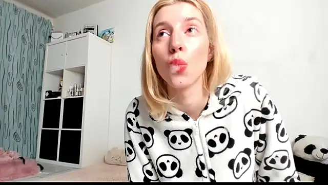 Snapshot of KenzieDawton chatting on 03-16-25, 05:03 KenzieDawton online show from 03-16-25, 05:03