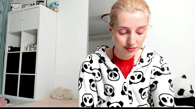 Snapshot of KenzieDawton chatting on 03-08-25, 06:54 KenzieDawton online show from 03-08-25, 06:54