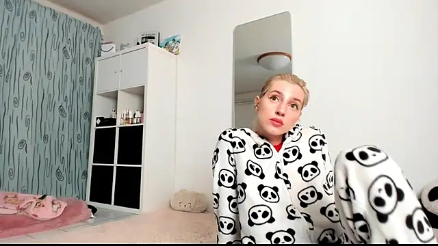 Snapshot of KenzieDawton chatting on 02-06-25, 05:03 KenzieDawton online show from 02-06-25, 05:03