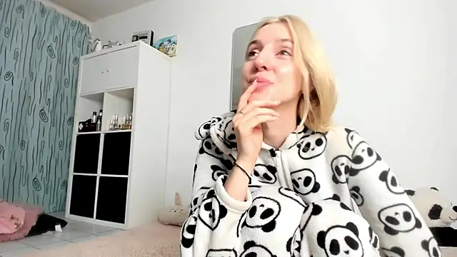 Snapshot of KenzieDawton chatting on 10-10-25, 06:03 KenzieDawton online show from 10-10-25, 06:03