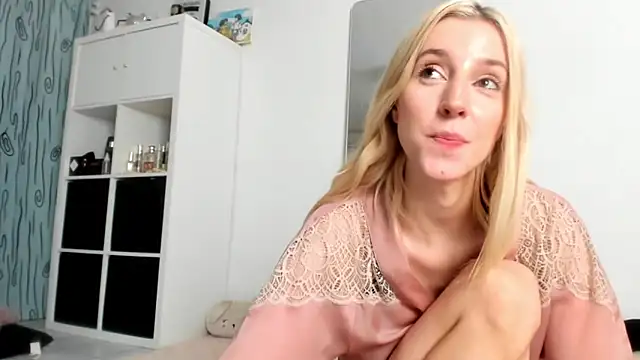 Snapshot of KenzieDawton chatting on 09-22-25, 08:48 KenzieDawton online show from 09-22-25, 08:48