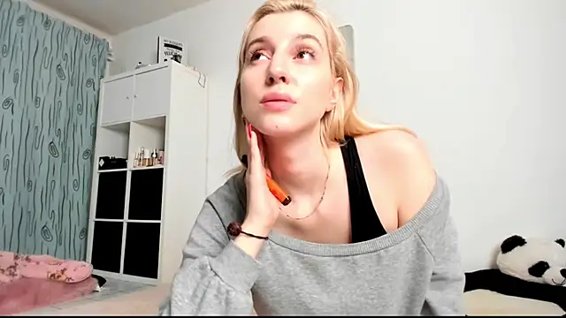 Snapshot of KenzieDawton chatting on 12-17-24, 07:04 KenzieDawton online show from 12-17-24, 07:04