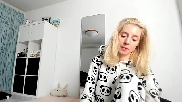 Snapshot of KenzieDawton chatting on 10-12-25, 06:26 KenzieDawton online show from 10-12-25, 06:26