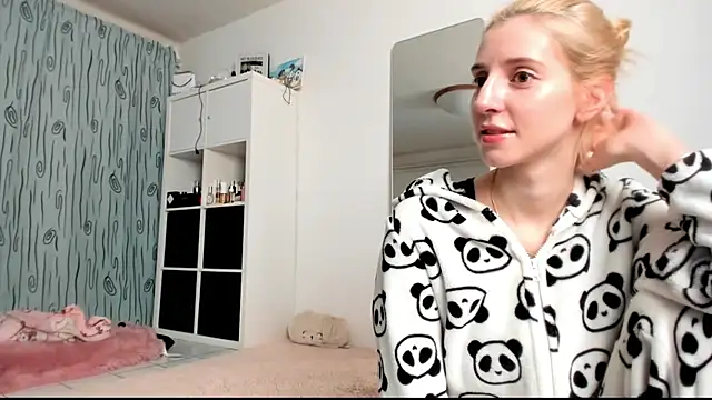 Snapshot of KenzieDawton chatting on 01-11-25, 05:20 KenzieDawton online show from 01-11-25, 05:20