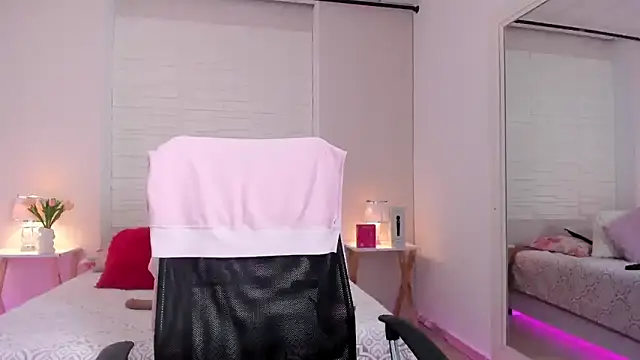 Snapshot of SophiaaStone chatting on 03-28-26, 12:06 SophiaaStone online show from 03-28-26, 12:06