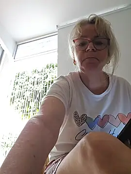 Snapshot of slutgold chatting on 10-18-25, 12:18 slutgold online show from 10-18-25, 12:18