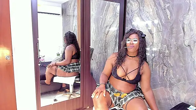 Snapshot of LauraSaenz01 chatting on 10-03-25, 03:52 LauraSaenz01 online show from 10-03-25, 03:52
