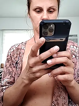 Scarlettishere online show from 04-15-26, 04:33