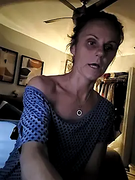 Scarlettishere online show from 12-18-25, 04:17