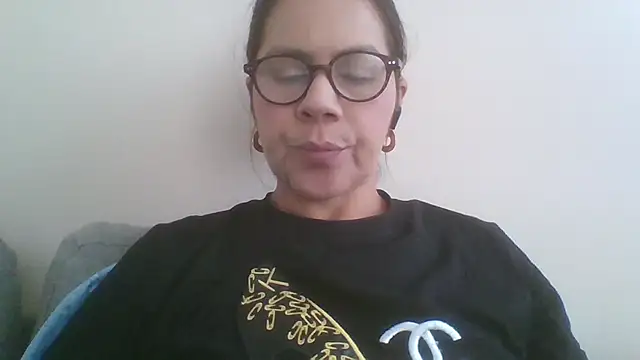 Sara Brandon online show from 10-26-25, 04:18