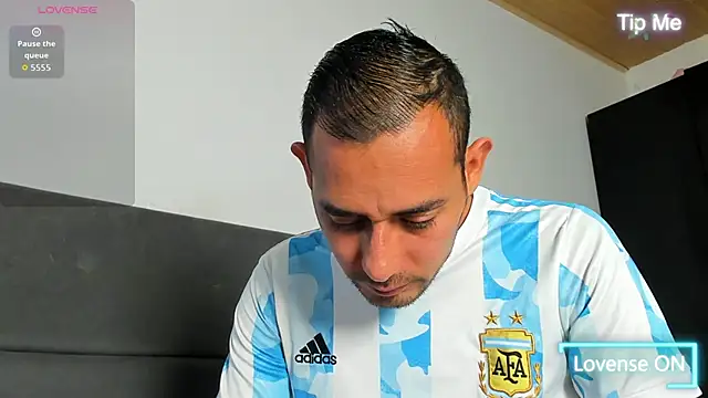 jhonyalzate2 online show from 04-13-26, 03:32