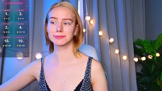 Snapshot of Ramona___ chatting on 10-21-25, 06:02 Ramona    online show from 10-21-25, 06:02