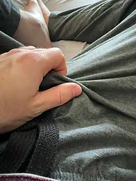 Snapshot of j1991j chatting on 04-10-26, 01:18 j1991j online show from 04-10-26, 01:18