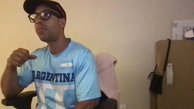 Snapshot of BigGuyMuscle chatting on 03-18-25, 03:12 BigGuyMuscle online show from 03-18-25, 03:12