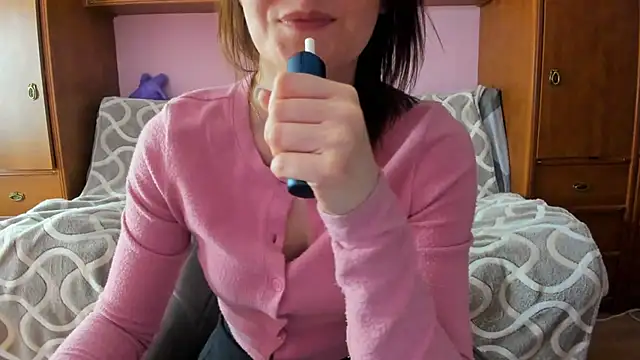 Snapshot of HolmesAriana chatting on 03-18-25, 06:17 HolmesAriana online show from 03-18-25, 06:17