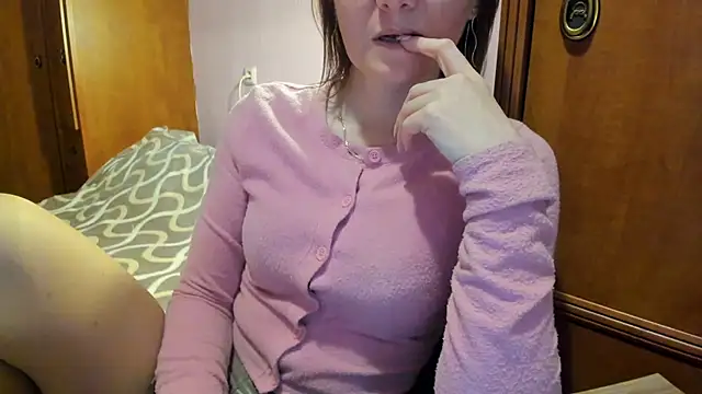 Snapshot of HolmesAriana chatting on 09-16-25, 01:56 HolmesAriana online show from 09-16-25, 01:56