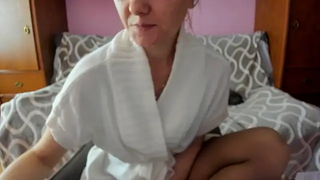 Snapshot of HolmesAriana chatting on 12-18-24, 04:06 HolmesAriana online show from 12-18-24, 04:06
