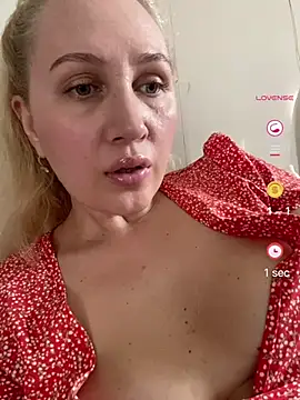 Snapshot of YourBlondee chatting on 04-26-26, 11:07 YourBlondee online show from 04-26-26, 11:07