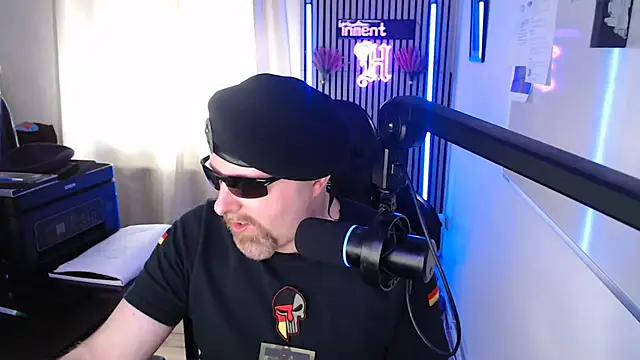 Snapshot of DerPornoPete chatting on 06-14-26, 06:42 DerPornoPete online show from 06-14-26, 06:42