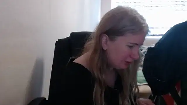 Snapshot of PeterAndJen chatting on 04-04-26, 05:47 PeterAndJen online show from 04-04-26, 05:47