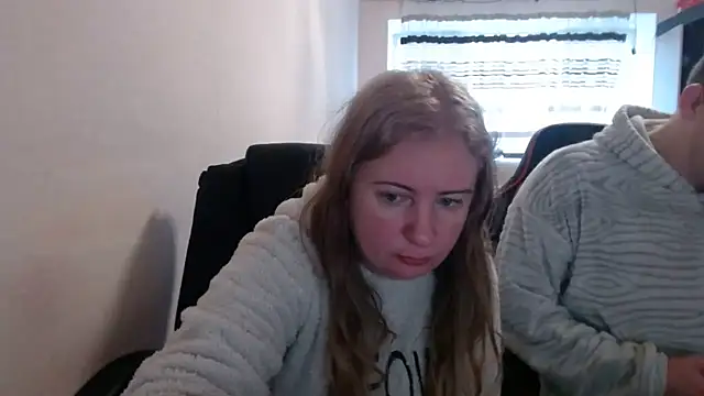 Snapshot of PeterAndJen chatting on 03-12-26, 06:17 PeterAndJen online show from 03-12-26, 06:17