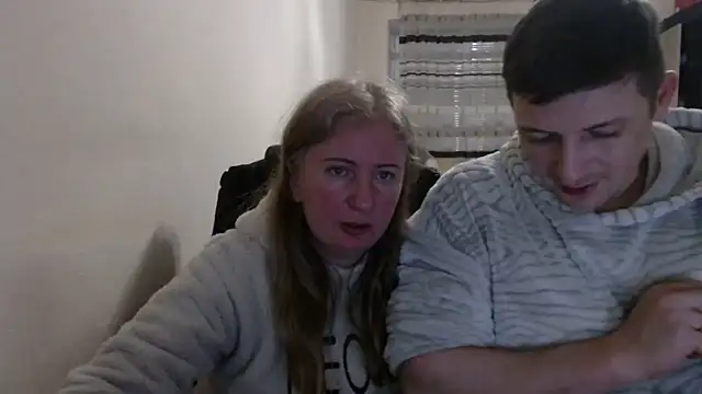 Snapshot of PeterAndJen chatting on 03-12-26, 06:23 PeterAndJen online show from 03-12-26, 06:23