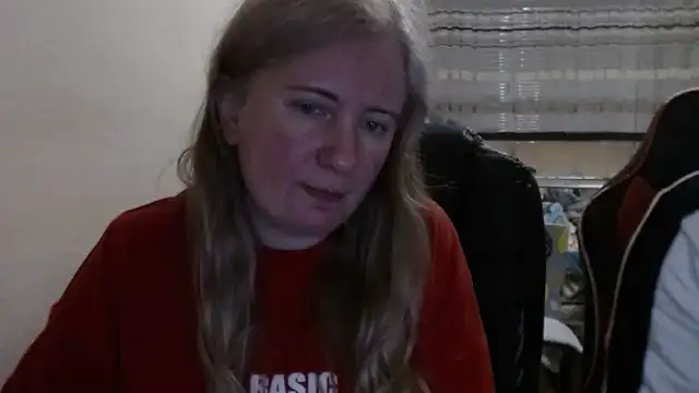 Snapshot of PeterAndJen chatting on 04-12-26, 08:12 PeterAndJen online show from 04-12-26, 08:12