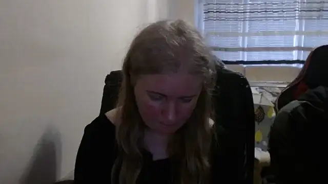 Snapshot of PeterAndJen chatting on 04-04-26, 06:03 PeterAndJen online show from 04-04-26, 06:03