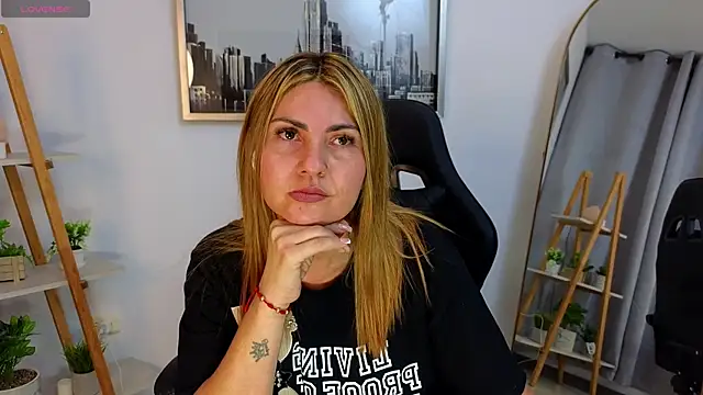 bella  adams online show from 10-18-25, 12:01