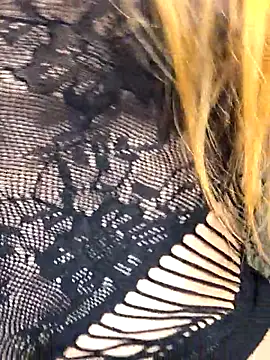Snapshot of kylie_blck chatting on 10-17-25, 03:32 kylie blck online show from 10-17-25, 03:32