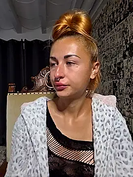 Snapshot of kylie_blck chatting on 10-13-25, 04:14 kylie blck online show from 10-13-25, 04:14