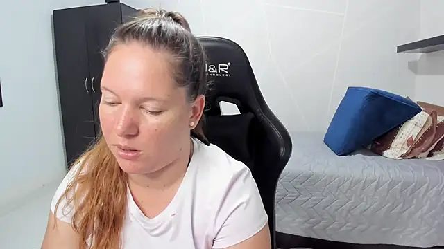 Snapshot of tamy_shine87 chatting on 10-10-25, 12:22 tamy shine87 online show from 10-10-25, 12:22