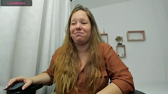 Snapshot of tamy_shine87 chatting on 02-15-25, 02:37 tamy shine87 online show from 02-15-25, 02:37