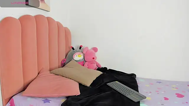 Snapshot of julieth_sanz chatting on 03-08-25, 11:27 julieth sanz online show from 03-08-25, 11:27