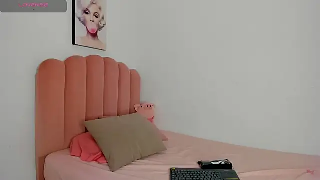 Snapshot of julieth_sanz chatting on 03-21-25, 11:12 julieth sanz online show from 03-21-25, 11:12