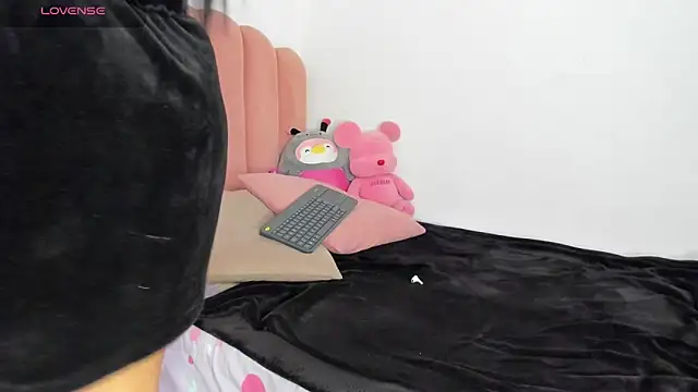 Snapshot of julieth_sanz chatting on 03-06-25, 02:18 julieth sanz online show from 03-06-25, 02:18