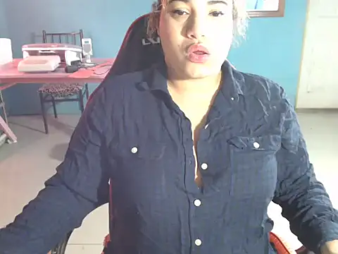 Hilarybunnyy online show from 05-13-26, 04:58