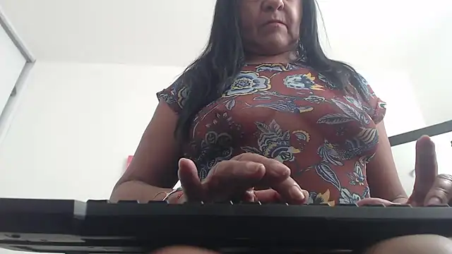 Snapshot of katiehotx chatting on 06-10-26, 01:18 katiehotx online show from 06-10-26, 01:18