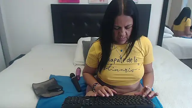 katiehotx online show from 10-24-25, 02:27