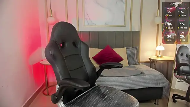 Holly madison  online show from 04-14-26, 01:49