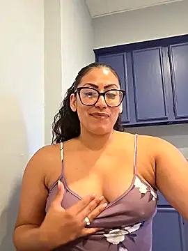 Snapshot of Nikkierosee chatting on 10-22-25, 09:35 Nikkierosee online show from 10-22-25, 09:35